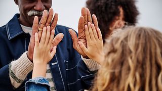 Zwei Menschen klatschen die Hände zusammen-