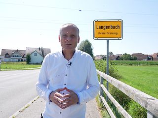 Pressesprecher Markus Jodl vor Ortsschild Langenbach.