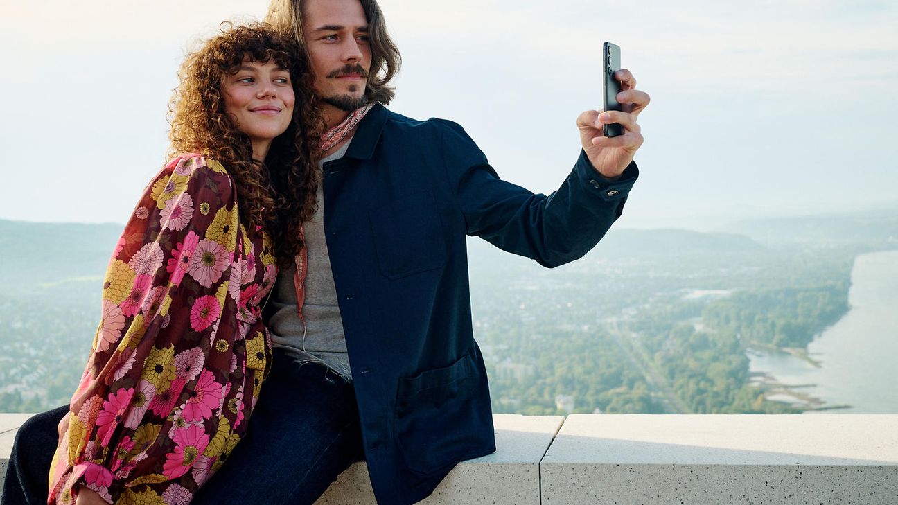 Junges Paar macht ein Selfie