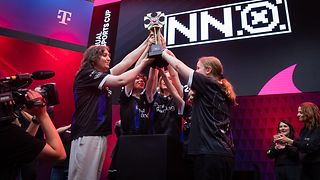 Das Team NNOwO gewinnt den Equal eSports Cup.