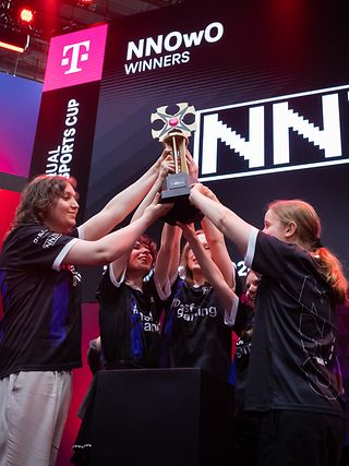 Das Team NNOwO gewinnt den Equal eSports Cup.