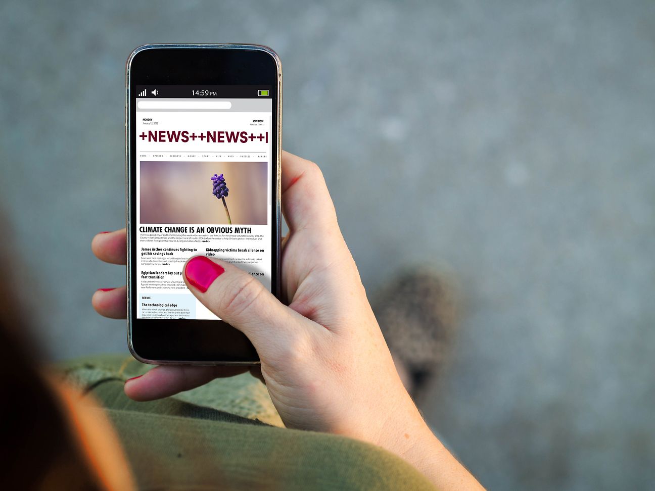 Hand hält ein Smartphone. Auf dem Display sieht man Nachrichten.