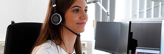 Jessica Nachtigall im Büro mit Headset.