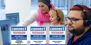 Drei Mitarbeitende bei der Arbeit im Servicecenter. Dazu sind die Testsiegel von Connect abgebildet.