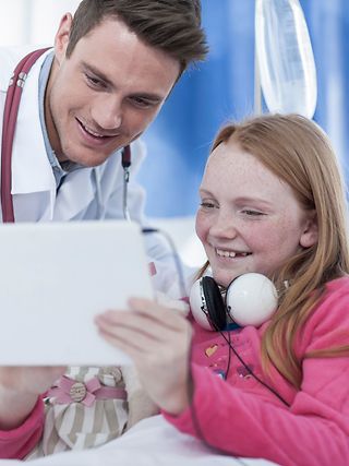 Ein Arzt im Gespräch mit einer Patientin.