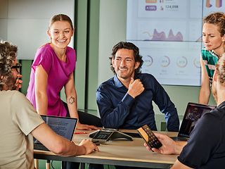 Meeting-Situation mit 5 Personen in einem Besprechungsraum