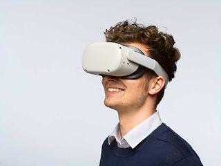 Ein Mann entdeckt mit VR-Brille neue innovative Möglichkeiten. 