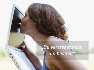 Frau küsst Bildschirm ihres Laptops. Auf dem Bild steht der Slogan: Du verstehst mich am besten.