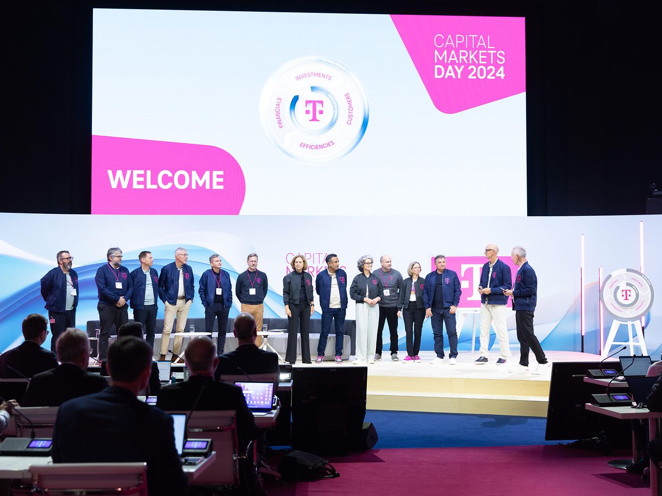 Head of Investor Relations, Hannes Wittig (right), presents the lecturers of Capital Markets Day 2024.