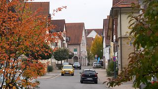 Hauptstraße von Bondorf im bunt gefärbten Herbstlaub.