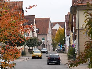 Hauptstraße von Bondorf im bunt gefärbten Herbstlaub.