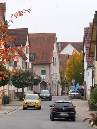 Hauptstraße von Bondorf im bunt gefärbten Herbstlaub.