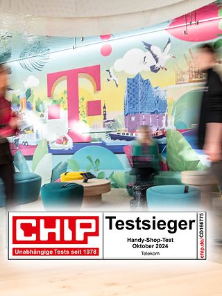 Wandmotiv des Flagship-Stores in Hamburg. Davor gehen zwei Kunden vorbei. Zusätzlich ist das Testsiegel von CHIP abgebildet. 