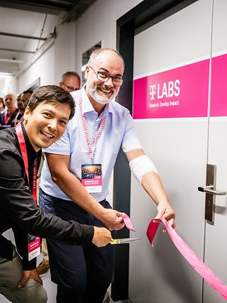 Oliver Holschke and Marc Geitz open the quantum lab of Deutsche Telekom.