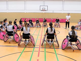 Rollstuhlbasketball-Mannschaft bei der Teambesprechung.