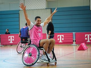 The Bonn side gradually grew in confidence, and their first basket sent the magenta team into raucous celebration.