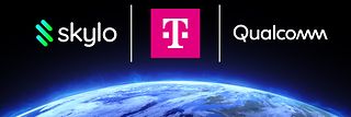 Firmenlogos von der Telekom, Skylo und Qualcomm über der Erdkugel