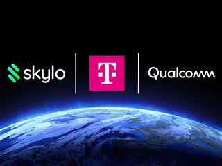 Firmenlogos von der Telekom, Skylo und Qualcomm über der Erdkugel