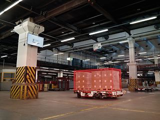 Loaded air freight pallet in the freight hall. A digital display documents the checking of the pallet dimensions.