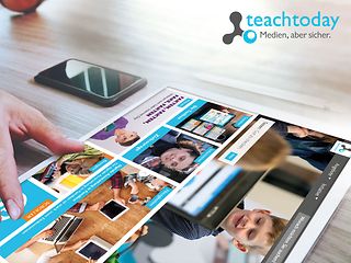 Die Internet-Seite teachtoday auf dem Tablet-Computer und ein Handy.