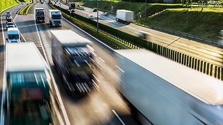 Schmuckbild: Blick auf Autobahn mit LKW. 