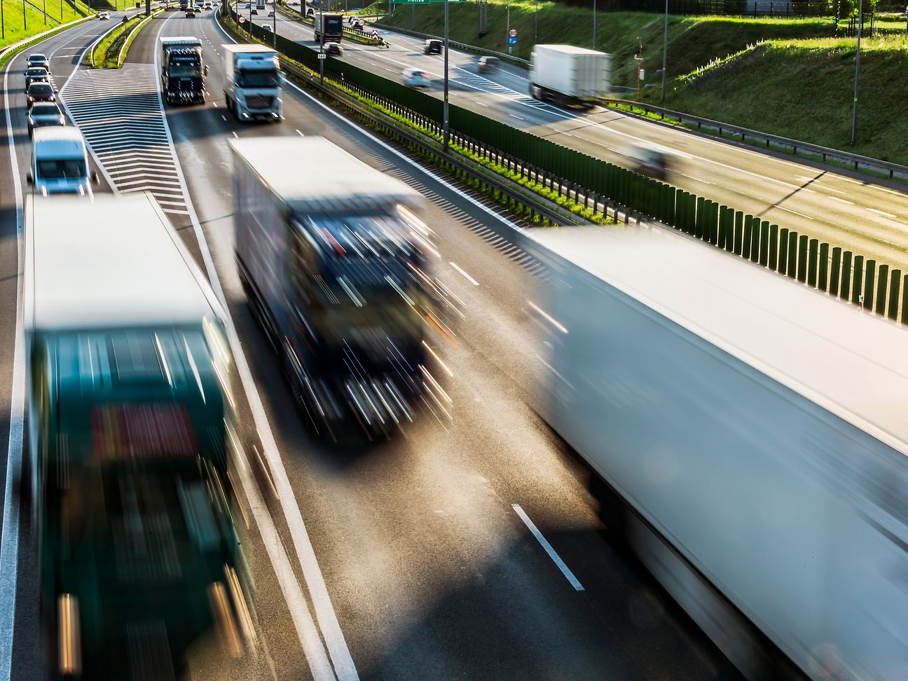Schmuckbild: Blick auf Autobahn mit LKW. 
