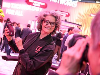 Claudia Nemat, Vorstand Technologie und Innovation, präsentierte vor Ort das KI-Phone