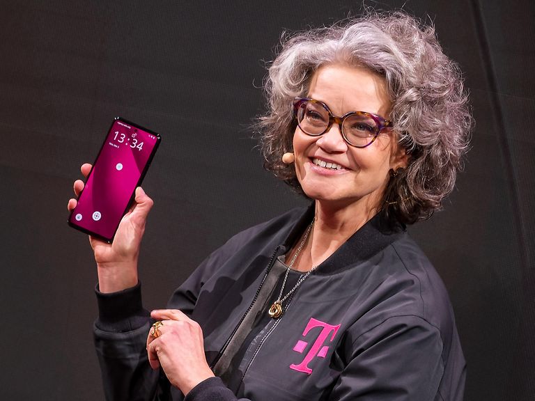 Claudia Nemat zeigt das KI Phone