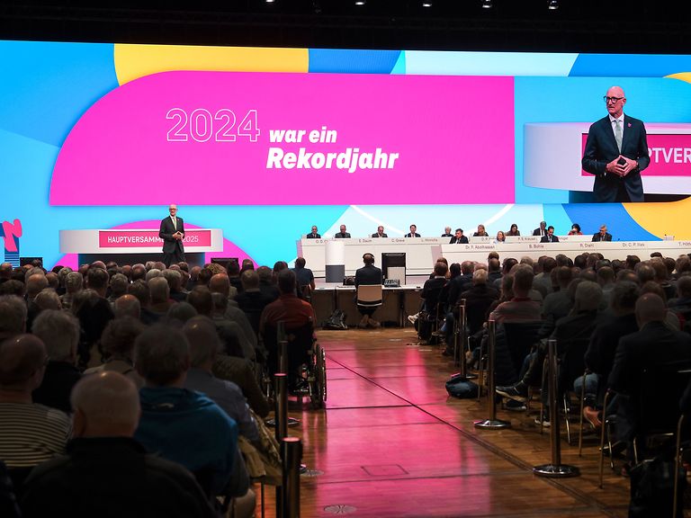 Tim Höttges spricht auf der Hauptversammlungsbühne.