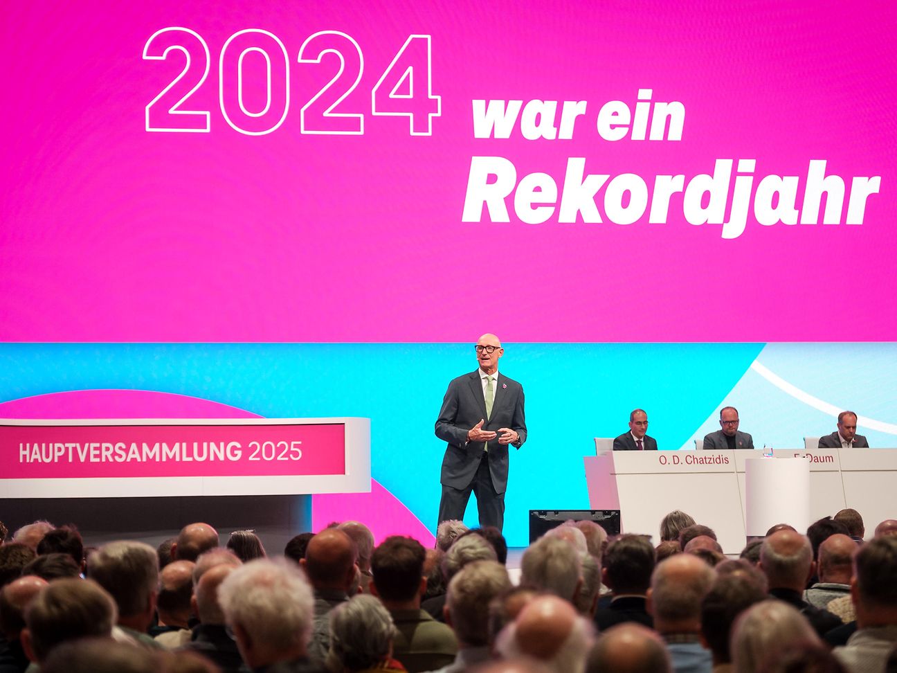 CEO Tim Höttges: “We want today’s records to be tomorrow’s standard.”