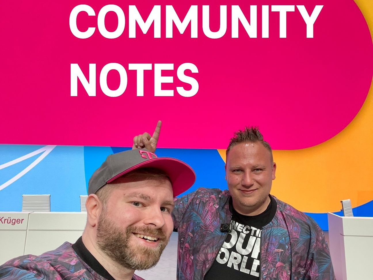 Zu sehen sind zwei Mitarbeiter der Telekom, die im Community Management, dem Social Media Bereich der Telekom, arbeiten
