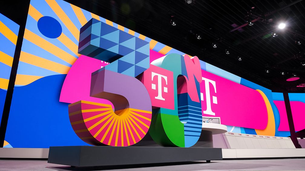 Eine große, bunte „30“, aufgestellt auf einer Bühne