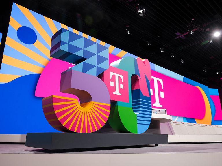 Eine große, bunte „30“, aufgestellt auf einer Bühne