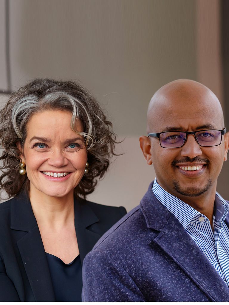 Portraits von Claudia Nemat und Abdurazak Mudesir.