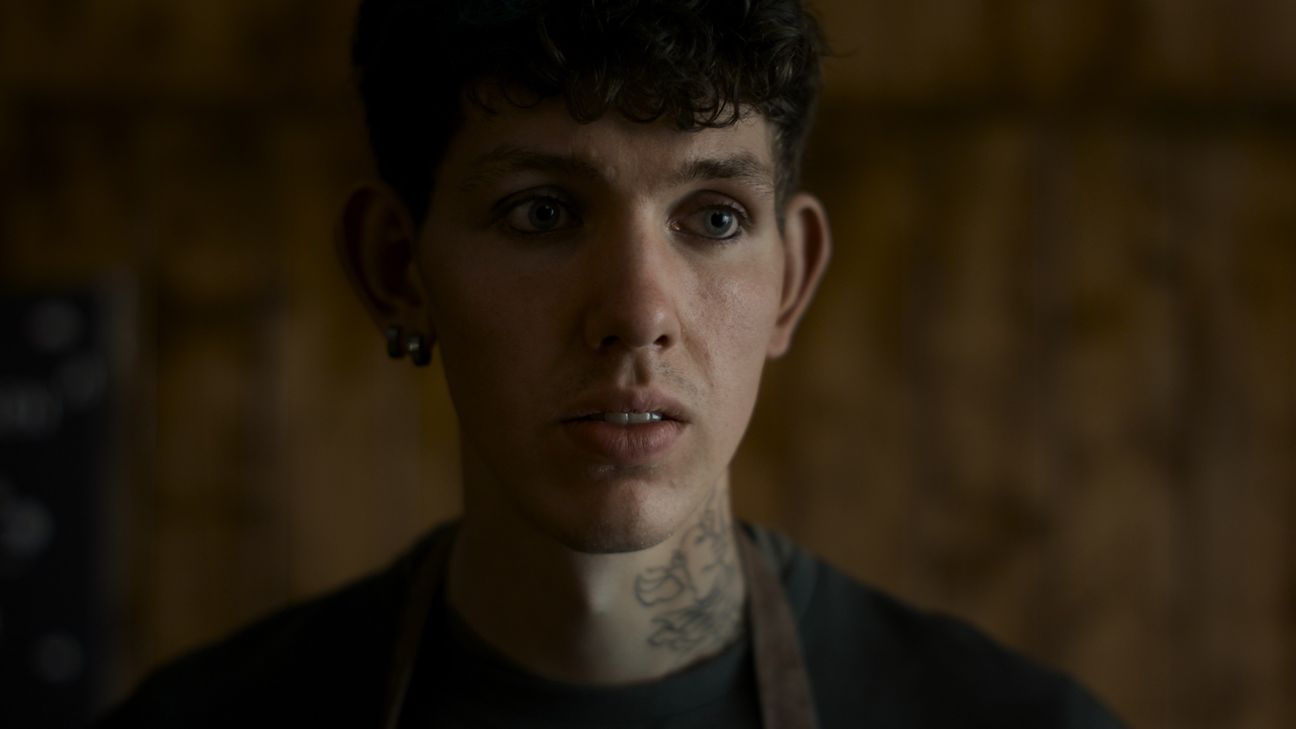 Das Bild zeigt einen jungen Mann mit schockiertem Gesichtsausdruck