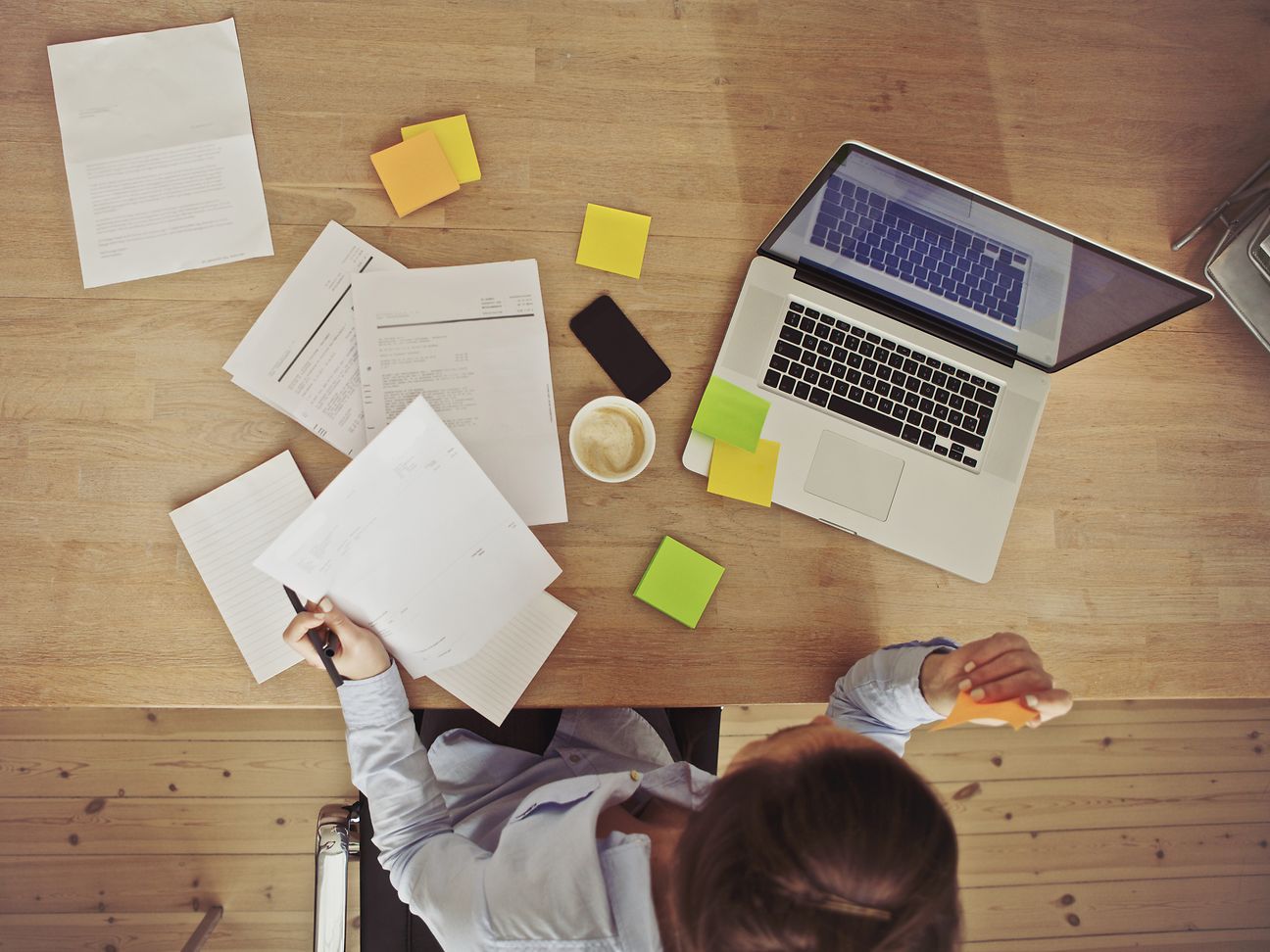 Arbeitsplatz Draufsicht mit Blättern und Laptop