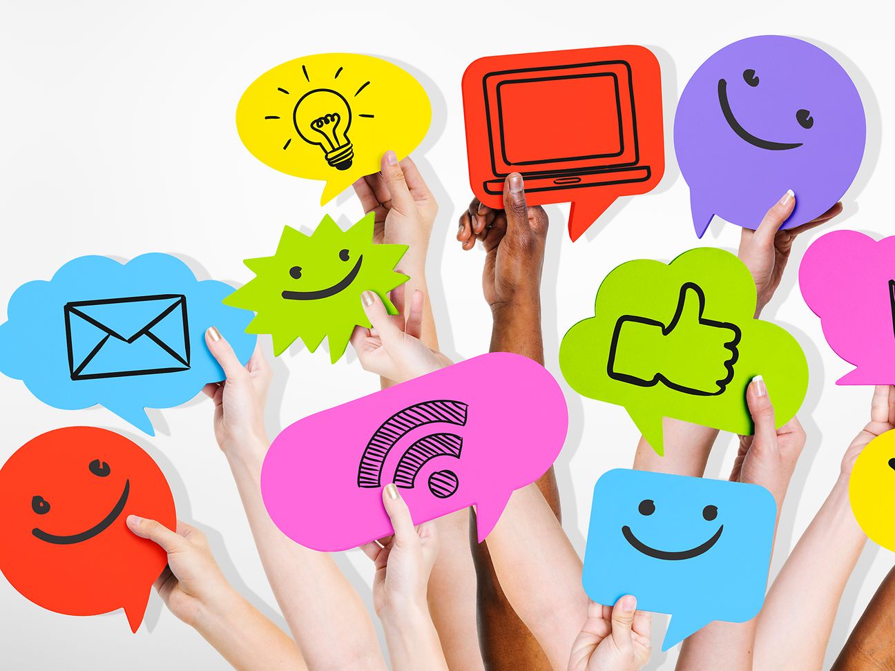 Hände halten verschiedene Icons hoch, z.B. Smileys, WLAN, Glühbirne