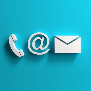 Telefonhöhrer, @-Zeichen und Briefumschlag.