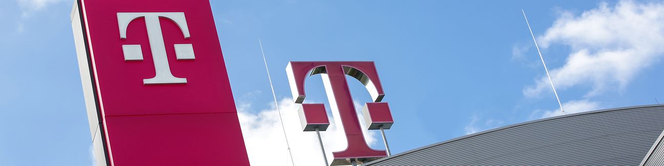 Telekom Logo auf dem Dach der Telekom Zentrale in Bonn