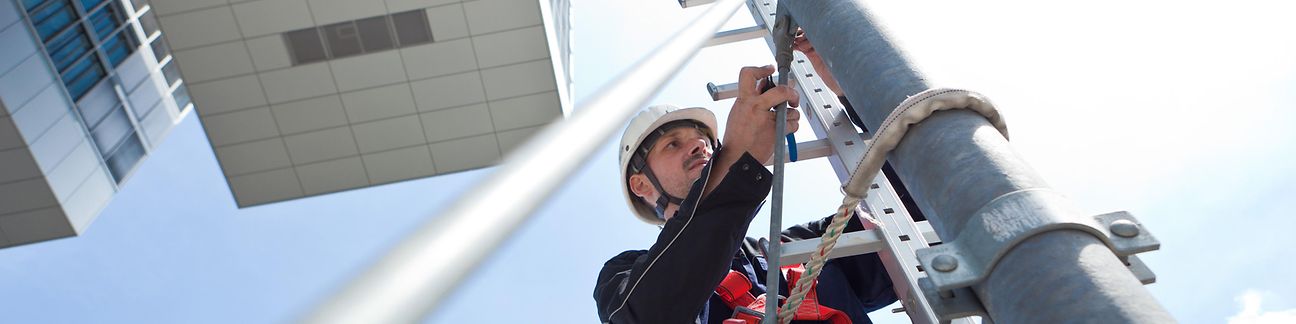 Ein Arbeiter an einem LTE-Mast
