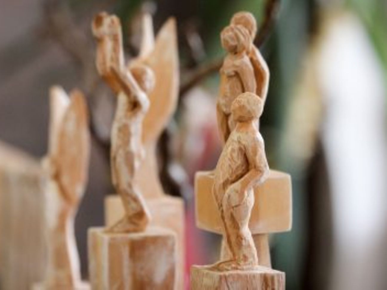 Holzfiguren in Engelsform