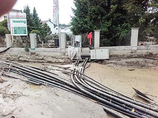 Kabel liegen frei, weil der Straßenbelag weggerissen wurde