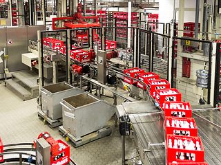 Rothaus Kästen auf dem Fließband