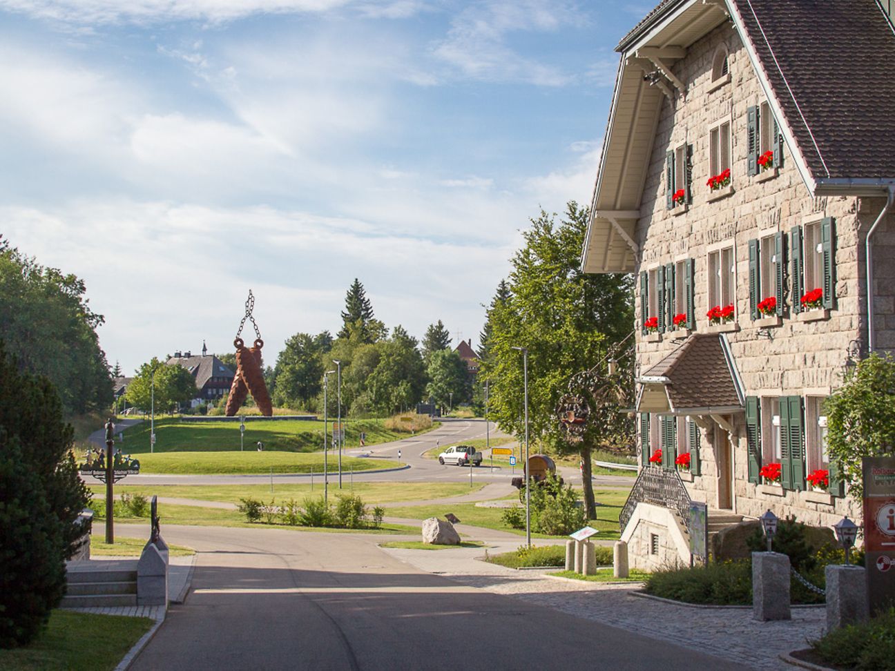 Blick vom Firmengelände die Straße hinab