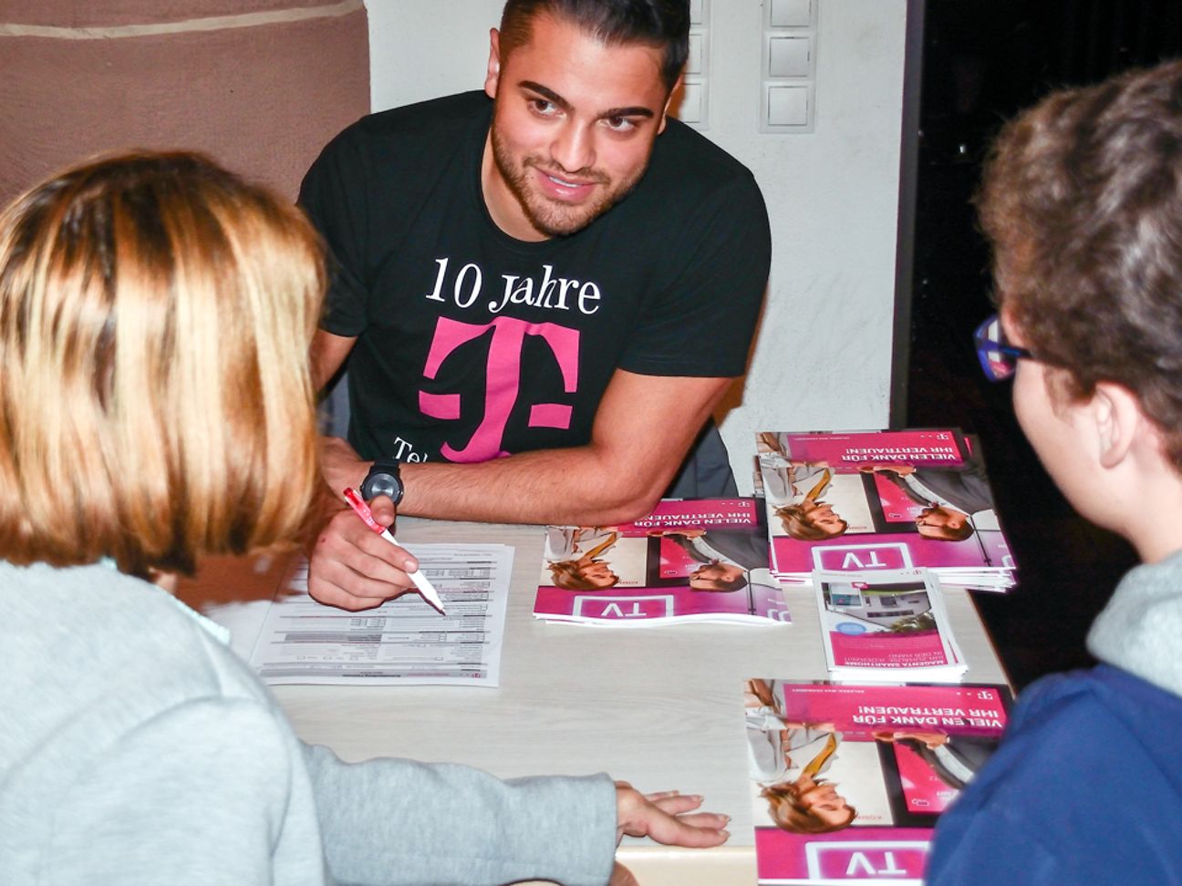 Beratung durch einen Telekommitarbeiter auf dem Infoabend