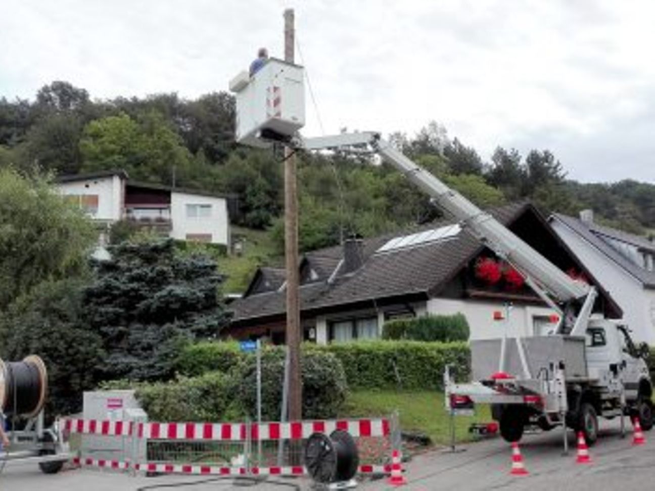 Für die Stromzuführung stellen die Stadtwerke Holzmasten auf.