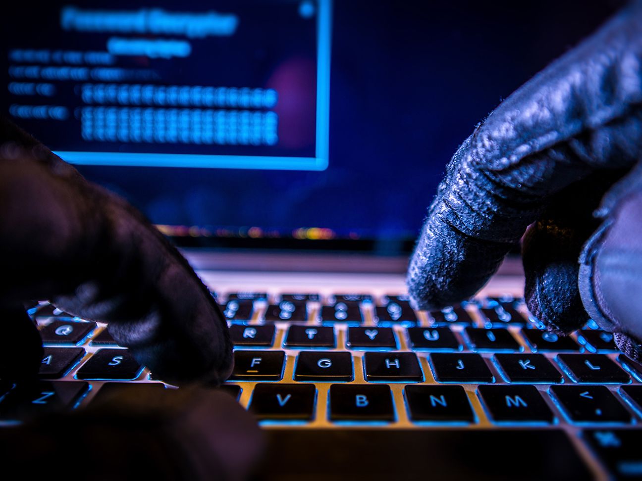 Symbolbild Hacker: Finger an Tastatur