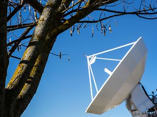 Eindrucksvoll: die 13-Meter-Antenne der EAN-Basisstation in Nemea, Griechenland.