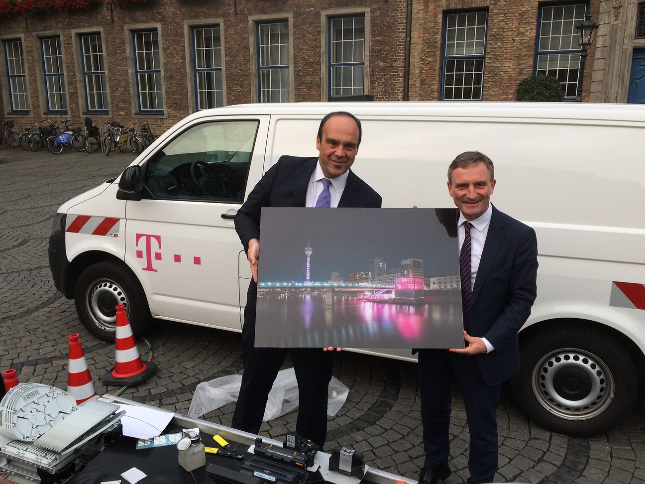 Telekom Geschäftskunden Geschäftsführer Hagen Rickmann und den Düsseldorfer Oberbürgermeister Thomas Geisel