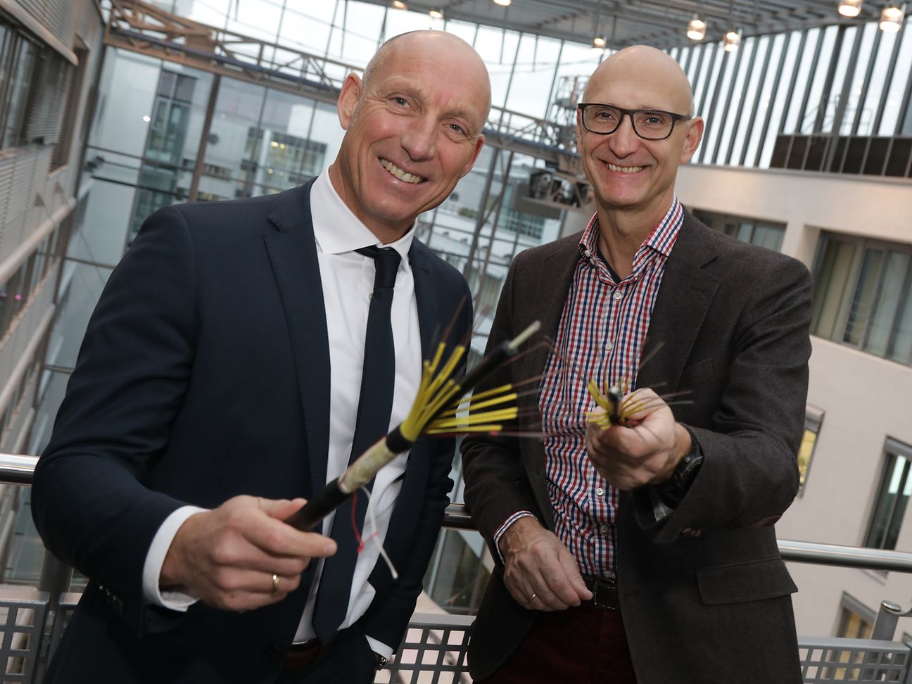 Gemeinsam für mehr Glasfaser: EWE-Vorstand Michael Heidkamp (links) und Telekom-Chef Tim Höttges.